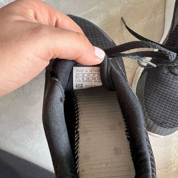 Adidas Women’s Black Running Athletic Shoes Size 7 1/2 - Picture 4 of 4